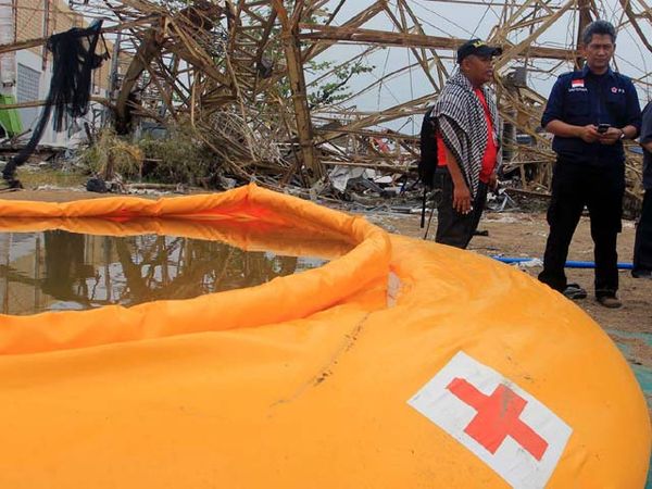 PMI Bantu Air Bersih Korban Topan Haiyan