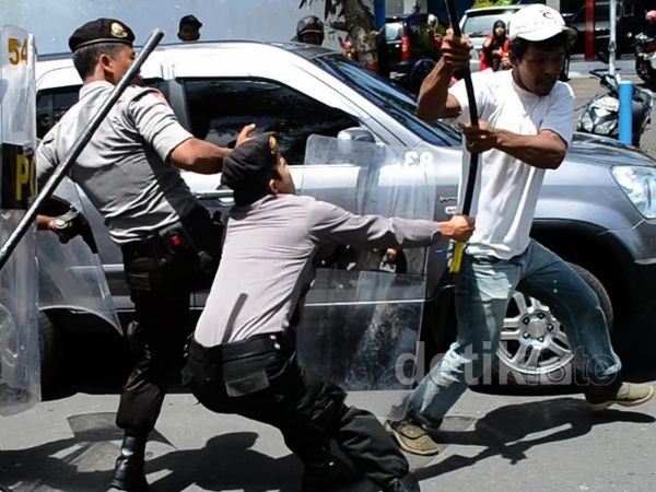 Pendemo-Polisi Bentrok di Blitar