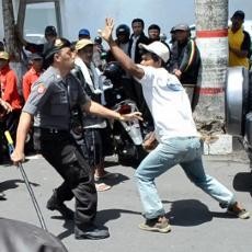 Unjuk Rasa di Kejari Blitar Rusuh, Pendemo Adu Jotos dengan Polisi