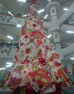 Wow..! Pohon Natal Terbuat dari Ratusan Layangan