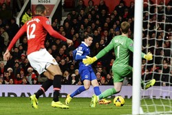 Bryan Oviedo melepaskan tendangan yang berbuah gol ke gawang MU di menit ke-86. Reuters/Nigel Roddis.