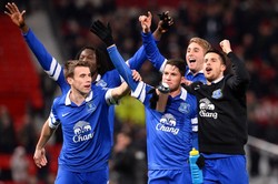 Bryan Oviedo merayakan kemenangan bersama Kevin Mirallas, Gerard Deulofeu, Seamus Coleman, dan Romelu Lukaku. Dengan kemenangan ini, Everton tetap berada di urutan kelima klasemen dengan nilai 27. Sementara MU turun ke posisi sembilan dengan koleksi nilai 22. AFP/Andrew Yates.