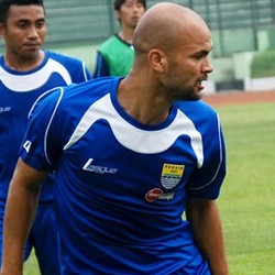 Diisukan Ingin Hengkang dari Persib, Van Dijk Pilih Bungkam