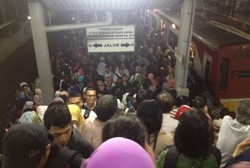 Inilah Lautan Manusia Penumpang KRL Serpong di Jam Kerja