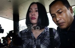 Petugas Medis KPK Rawat Angie yang Pingsan