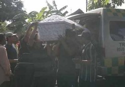 6 Jenazah Korban Avanza Tercebur Sungai Disambut Histeris Keluarga