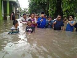 Wakil Wali Kota Pekanbaru Blusukan dan Basah-basahan di Lokasi Banjir