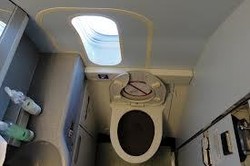 5 Etika Menggunakan di Toilet Pesawat