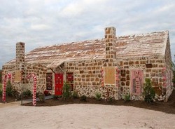 Penampakan Rumah yang Terbuat Dari Kue Jahe Terbesar di Dunia