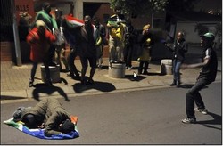 Berduka, Rakyat Afsel Bernyanyi dan Menari di Depan Kediaman Mandela