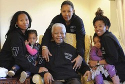 Memori Ratu Elizabeth II yang Terkesima Bertemu Mandela Tahun 1996