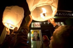 Mandela Wafat, Warga New York Terbangkan Lentera-lentera Kertas