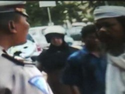 Pria Bersorban Ngamuk Ditilang Polisi Karena Tak Pakai Helm