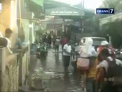 Diguyur Hujan, Warga Terjang Banjir