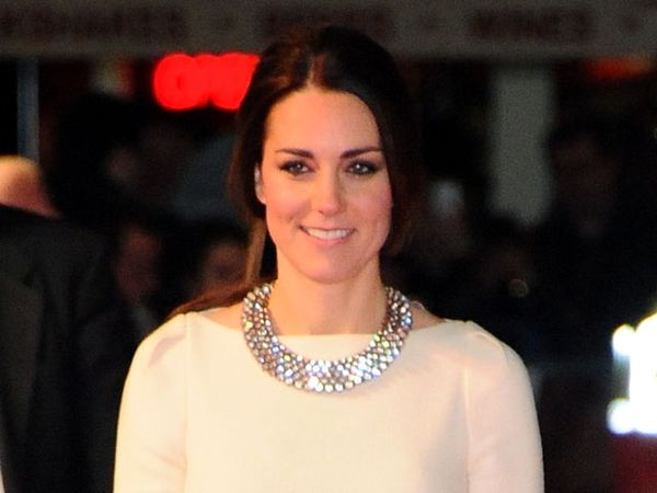 Kate Middleton Anggun Bergaun Putih