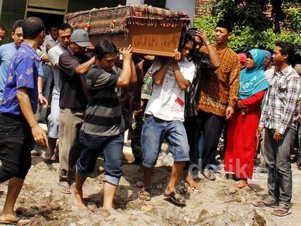 Korban Kecelakaan Toyota Avanza Dimakamkan