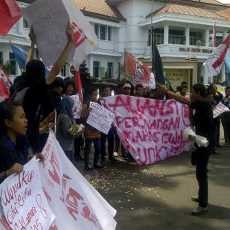 Mahasiswa di Malang Tuntut WTO Dibubarkan
