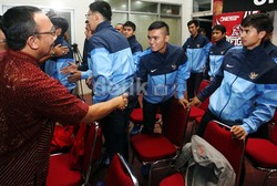Wakil Komite Futsal PSSI Tony Apriliani melepas timnas futsal.
