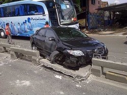 Brak! Mobil Altis Hantam Pembatas Busway Hingga Hancur di Warung Buncit