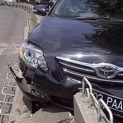 Ibu Pengendara Altis Shock Usai Tabrak Pembatas Busway di Wr Buncit