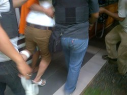 Tomy Dibawa ke Kos Tante Heny dengan Kaki Terluka