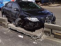 Toyota Altis Seruduk Pembatas Busway