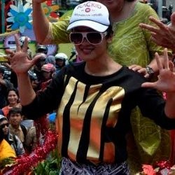 Topi Jupe Direbut Penggemar Saat Pawai Artis FFI di Semarang