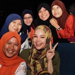 Keseruan Dewi Sandra Nonton Film Bareng 200 Mahasiswa