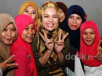 Serunya Dewi Sandra Nonton Film Bareng 200 Mahasiswa