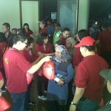 Gelombang Tinggi, Nelayan Kenjeran Terima Bantuan 