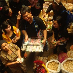 BI Blusukan ke Pasar Banyumas Cari Uang Butut