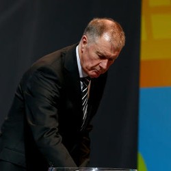 Tempatkan Inggris di Grup Maut, Geoff Hurst Minta Maaf