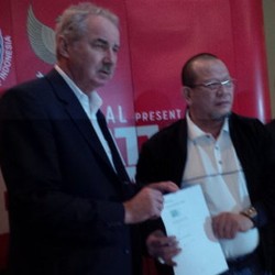 Riedl Resmi Latih Timnas Lagi