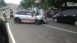 Kecelakaan di Dekat Hotel Milenium Tanah Abang, Mini Cooper Ringsek