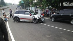 Mini Cooper yang Ringsek Sudah Dibawa Pemiliknya Sebelum Polisi Datang