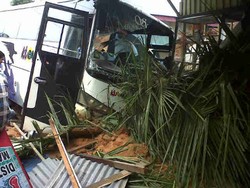 Bus Seruduk Pikap dan Warnet di Kampar Riau