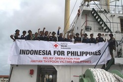 Kapal PMI yang Angkut Bantuan Korban Topan Haiyan Tiba di Tacloban Port