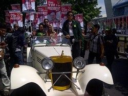 Deklarasi Capres di Surabaya, Yusril Diarak Pakai Mobil Kuno 