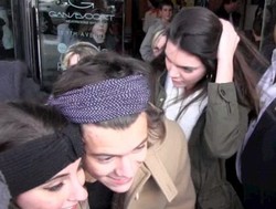 Harry One Direction dan Kendall Jenner Kepergok Keluar Hotel Bersama