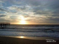 Menikmati Senja di Pantai Anyer