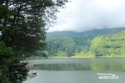 Begini Asyiknya Libur Akhir Pekan Naik Perahu di Dieng
