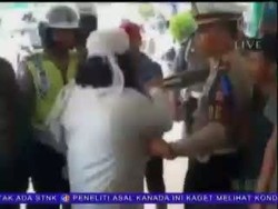 Pria Bersorban Kesal Karena Anaknya Pernah Diajak Damai