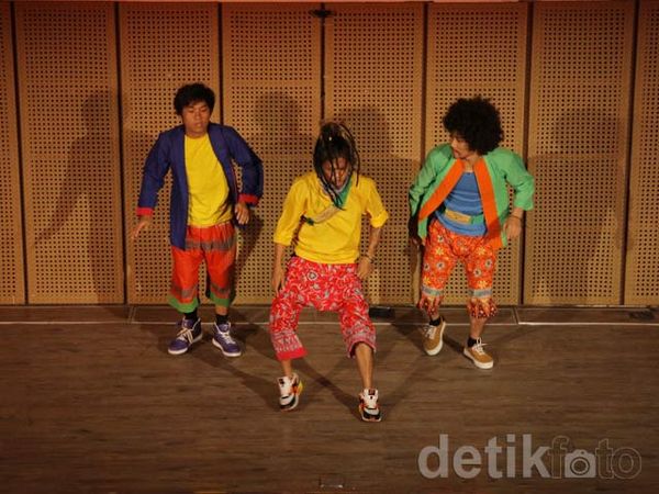 Tarian Tradisional Indonesia Padukan Gaya Hiphop