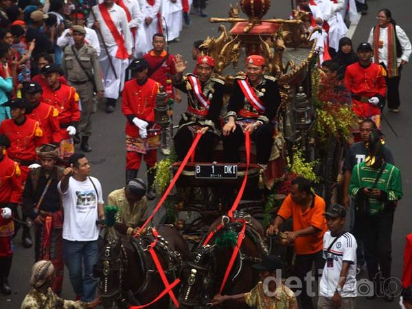 Jokowi dan Ahok Naik Kereta Kencana B 1 DKI
