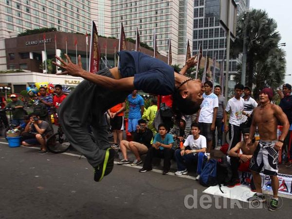 Komunitas Parkour Unjuk Kebolehan di Bundaran HI