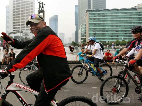 Pramono Edhie Gowes Sepeda Bareng Warga