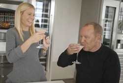 Gwyneth Paltrow dan Michael Kors Kolaborasi Desain Koleksi Busana Natal