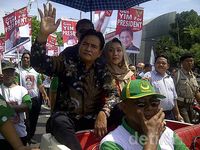 Yusril Diarak Pakai Mobil Kuno 