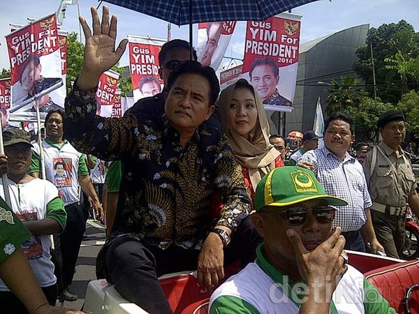 Yusril Diarak Pakai Mobil Kuno 