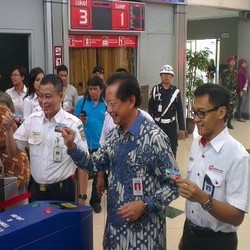 Naik Commuter Line Bisa Pakai Flazz BCA